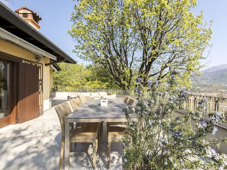 Upscale Villa In Sal� Lombardy With Swimming Pool