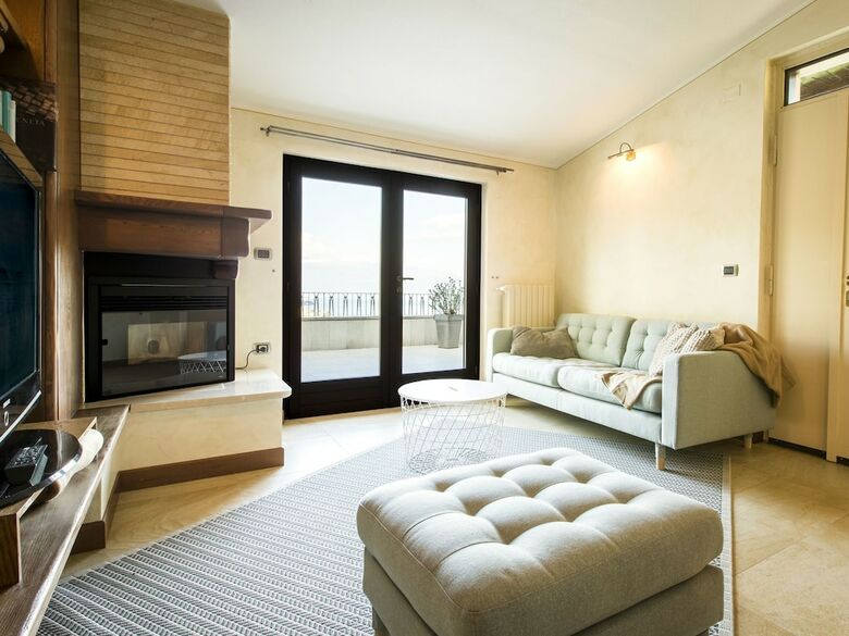 Upscale Villa In Sal� Lombardy With Swimming Pool
