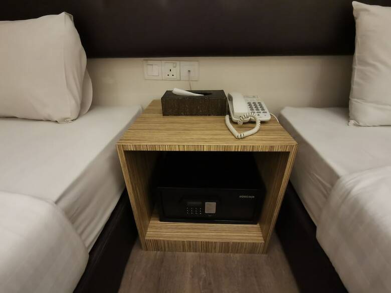 Ease Hotel
