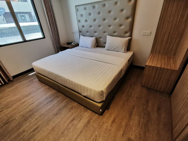 Ease Hotel