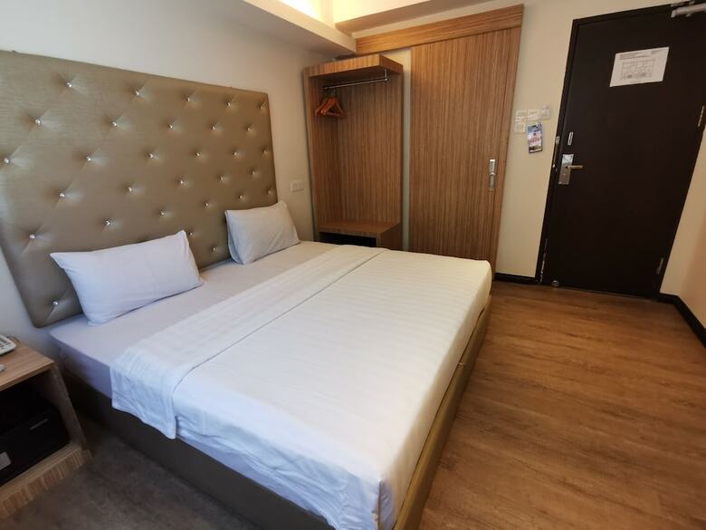 Ease Hotel