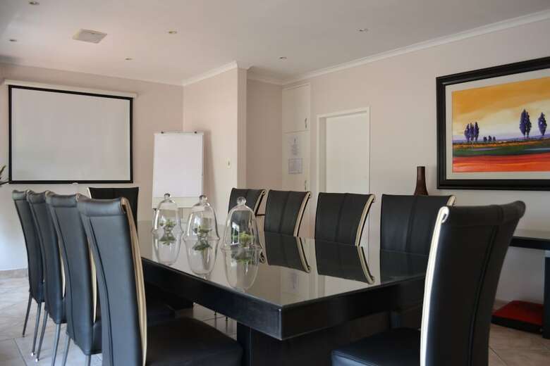 Hotel President Lodge