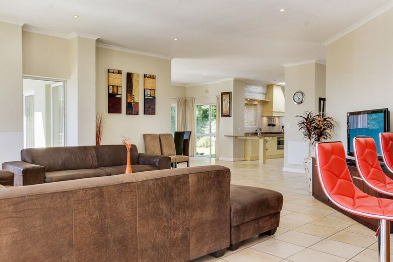 Villa 100 Geneva Drive