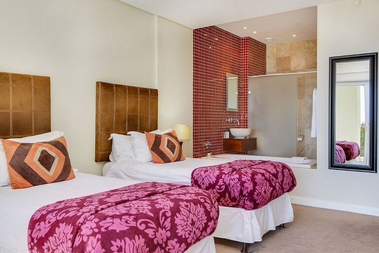 Villa 100 Geneva Drive