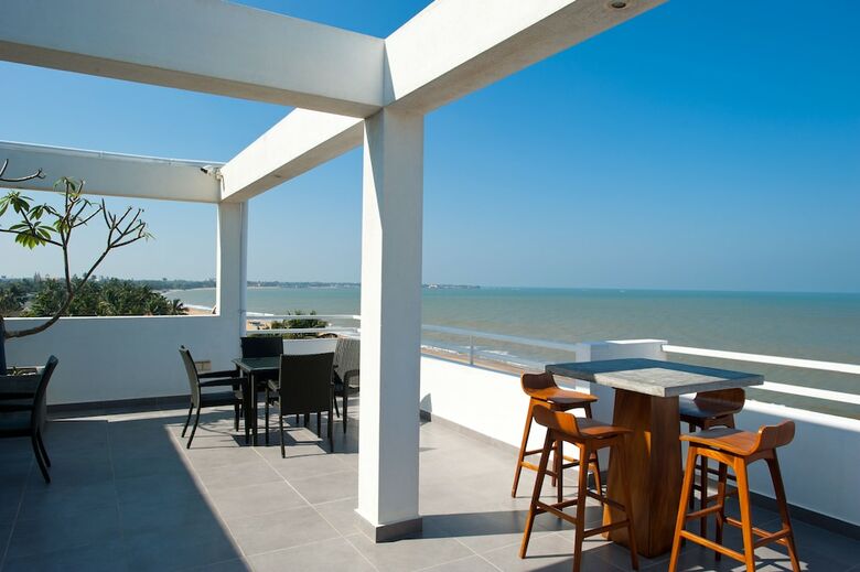 The Beach - All Suite Hotel