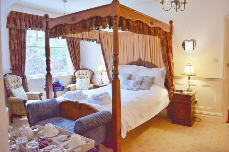 Hotel Storrs Gate House