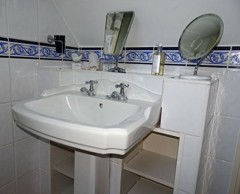 Hotel Storrs Gate House