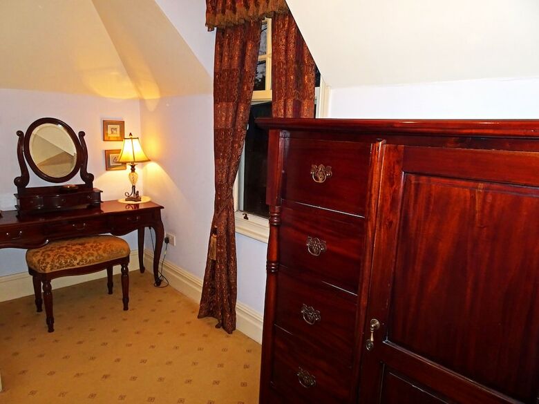 Hotel Storrs Gate House