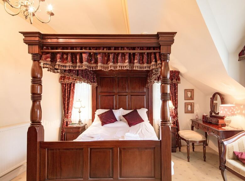 Hotel Storrs Gate House