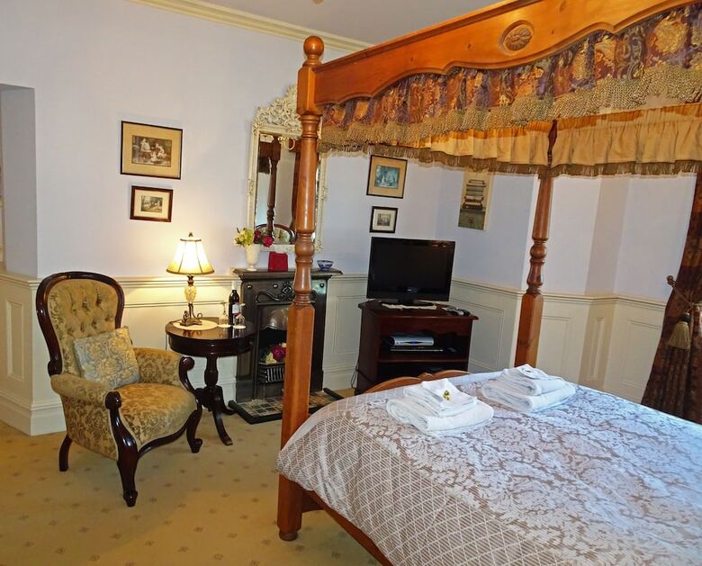 Hotel Storrs Gate House