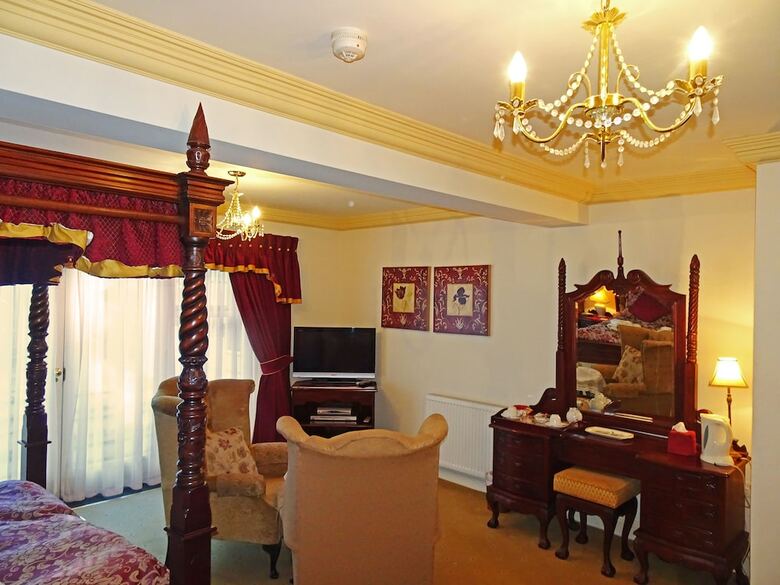 Hotel Storrs Gate House