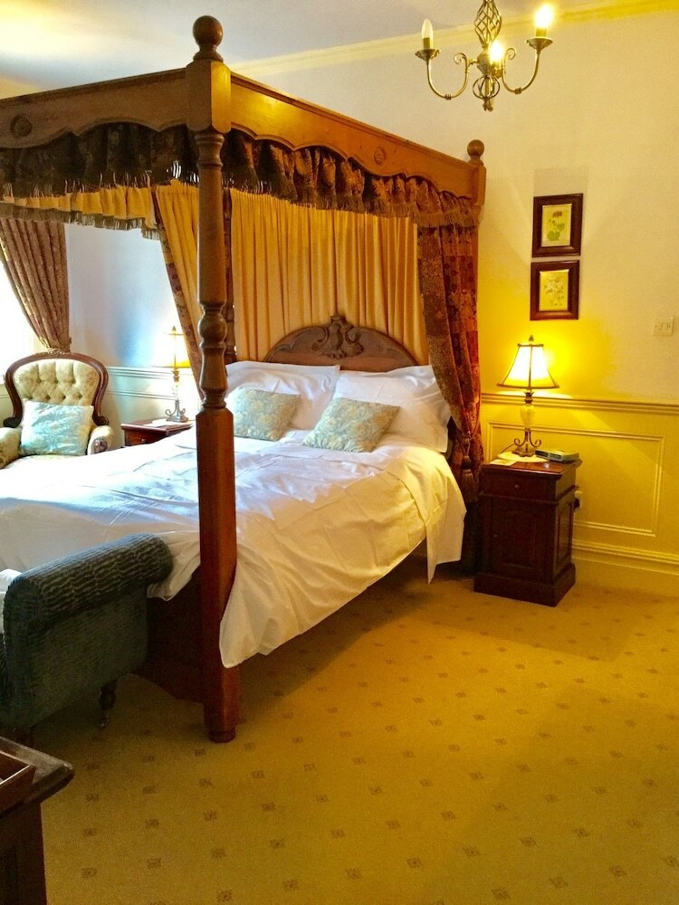 Hotel Storrs Gate House