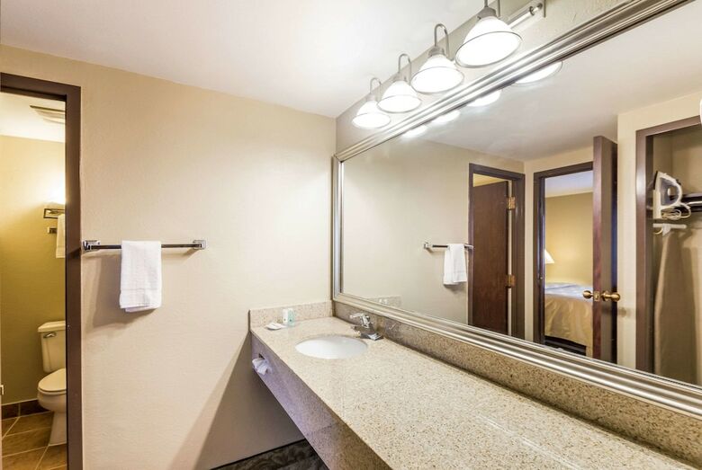 Hotel Quality Suites Milwaukee Airport