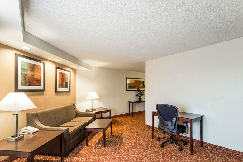 Hotel Quality Suites Milwaukee Airport