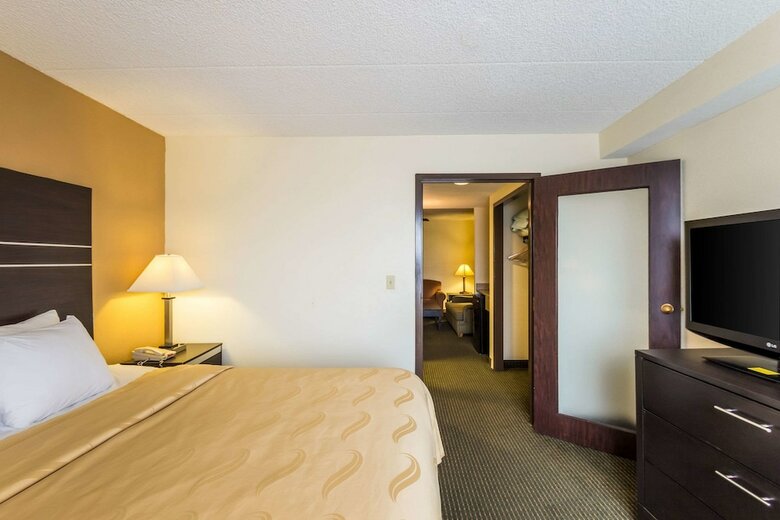 Hotel Quality Suites Milwaukee Airport