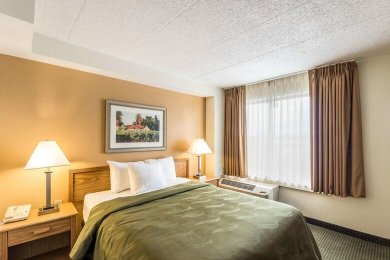Hotel Quality Suites Milwaukee Airport