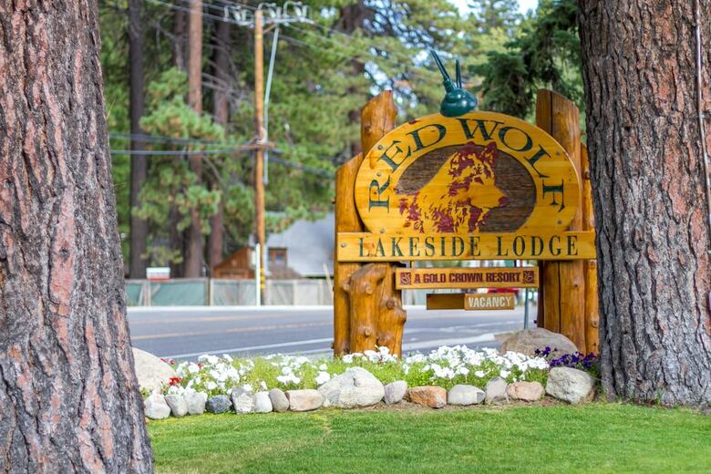 Hotel Red Wolf Lakeside Lodge