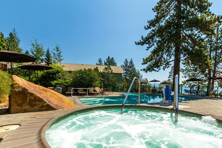 Hotel Red Wolf Lakeside Lodge