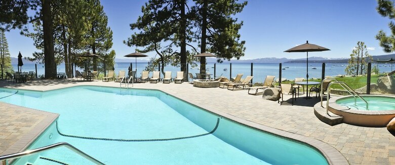 Hotel Red Wolf Lakeside Lodge