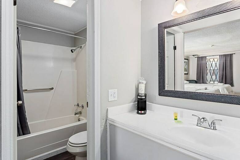 Hotel Golden Isles Inn & Suites