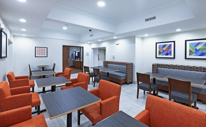 Holiday Inn Express Hotel & Suites Jenks