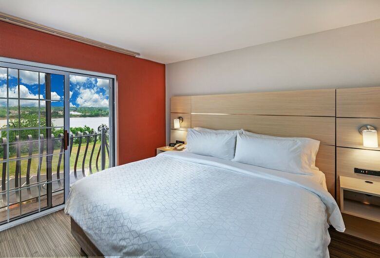 Holiday Inn Express Hotel & Suites Jenks