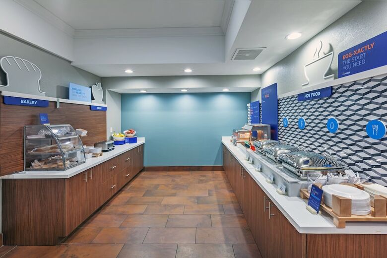 Holiday Inn Express Hotel & Suites Jenks