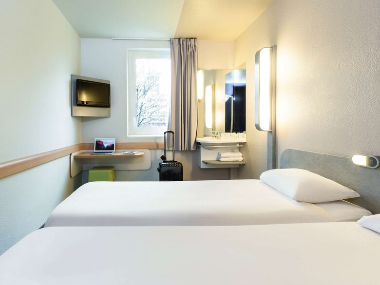 Hotel Ibis Budget Paris Porte De Montmartre