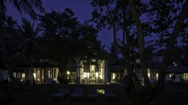 Villa Satin Doll
