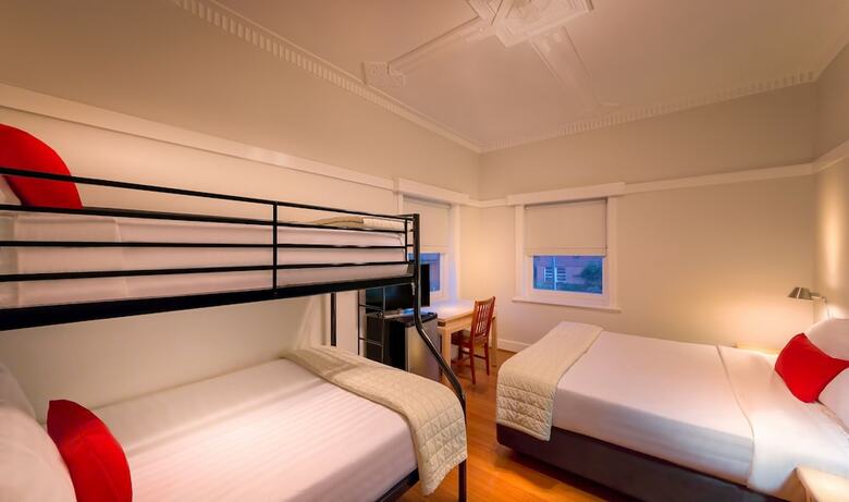 Hostal Como Court By Crest