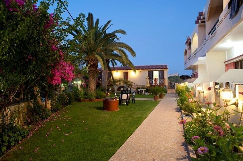 Aparthotel Nikolas Suites