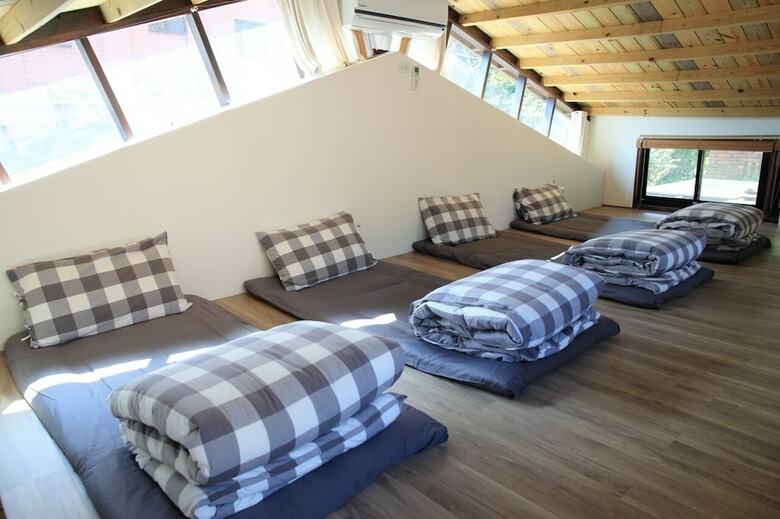 Bed & Breakfast Tree Element