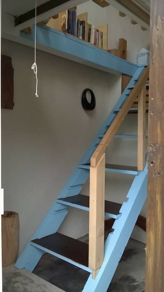 Bed & Breakfast Tree Element