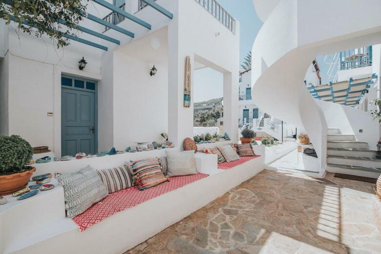 Saronis Hotel