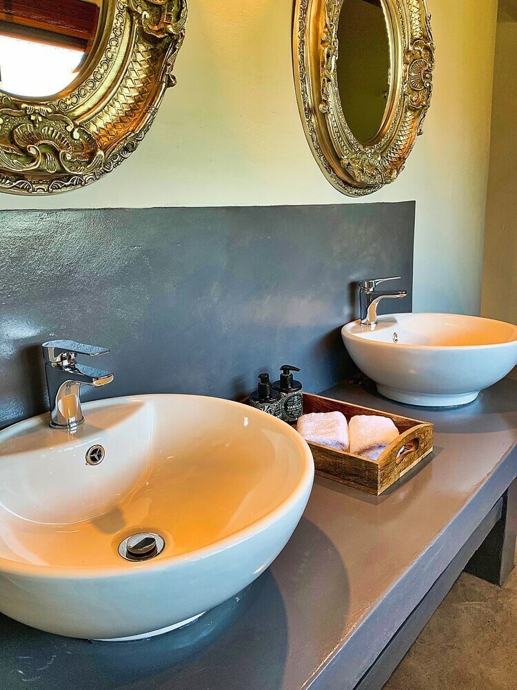 Posada Tshikwalo Game Lodge