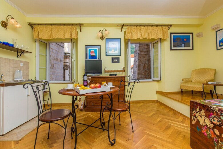 Old Town Apartments By Irundo