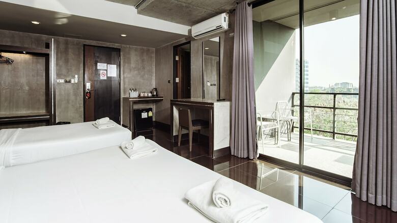 B2 Black Business & Budget Hotel