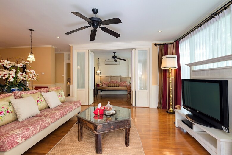 Baan Sanpleon Beachfront Condominium