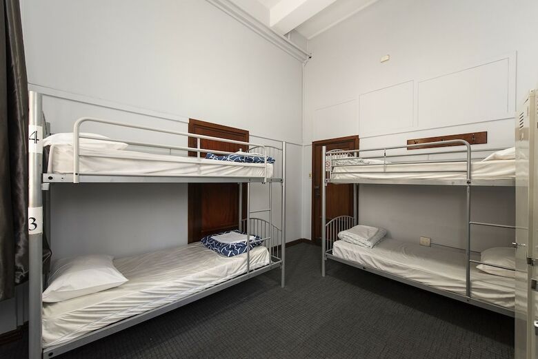 Hostal The Old Swan Barracks - Hostel