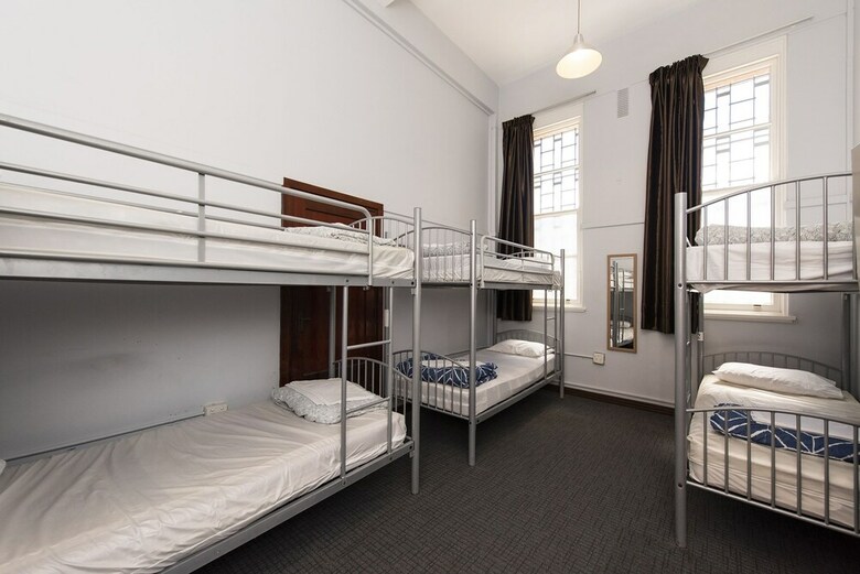 Hostal The Old Swan Barracks - Hostel