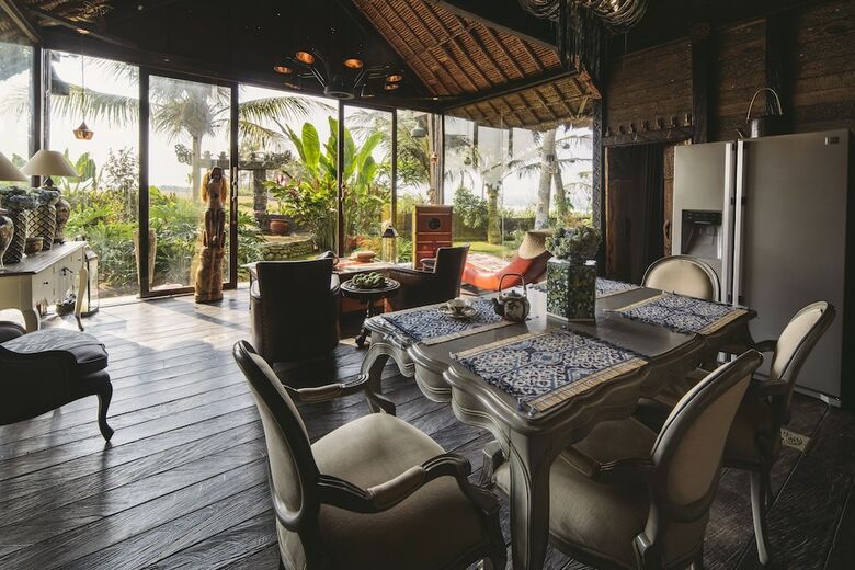 Absolute Beachfront Romantic Villa Laut