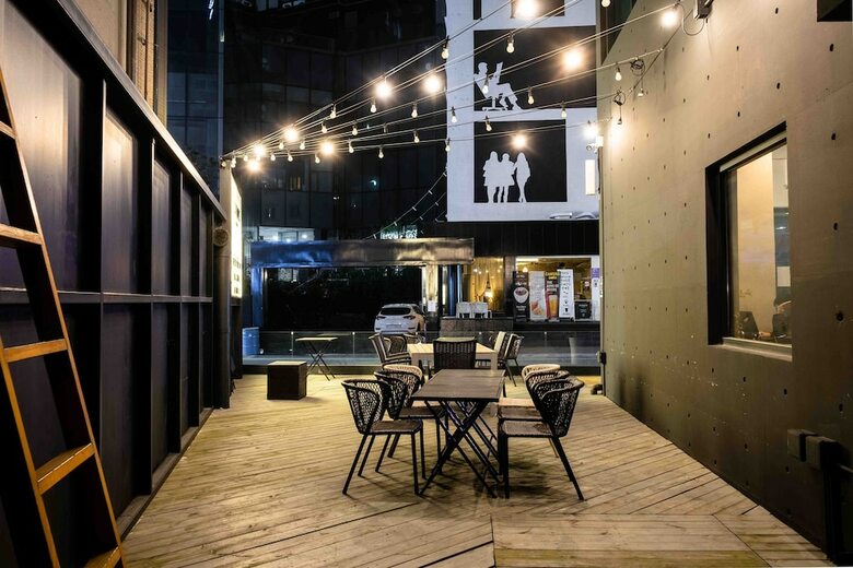Hotel Canvas Hostel