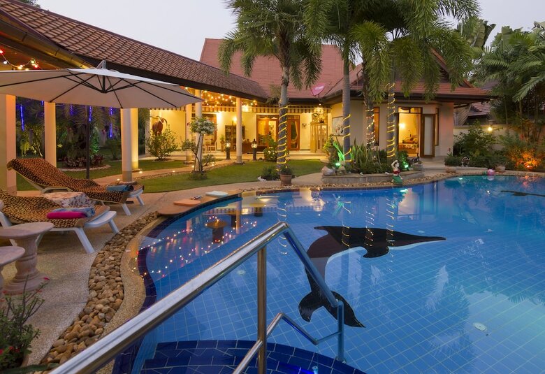 Relaxing Palm Pool Villa
