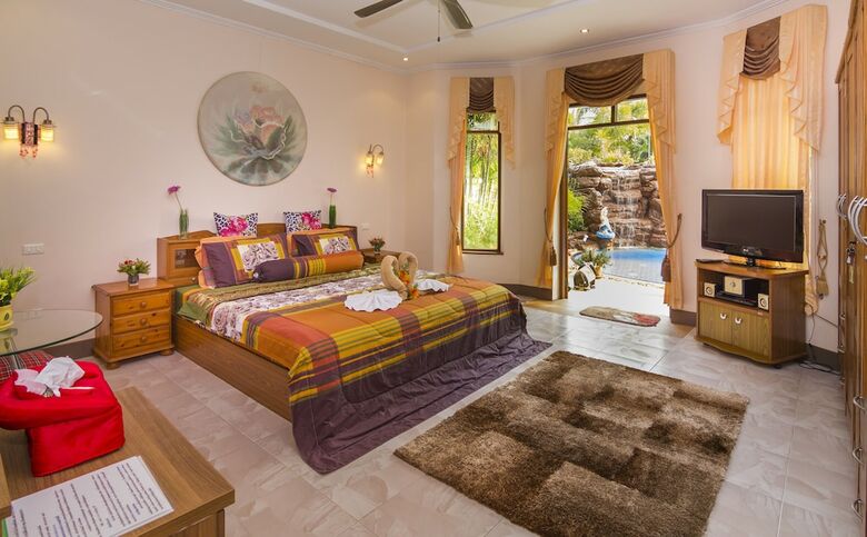 Relaxing Palm Pool Villa