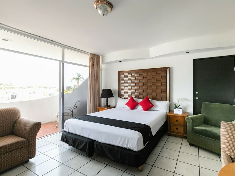 Hotel Capital O Zona Dorada Inn