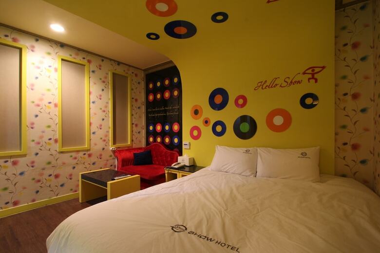 Show Hotel