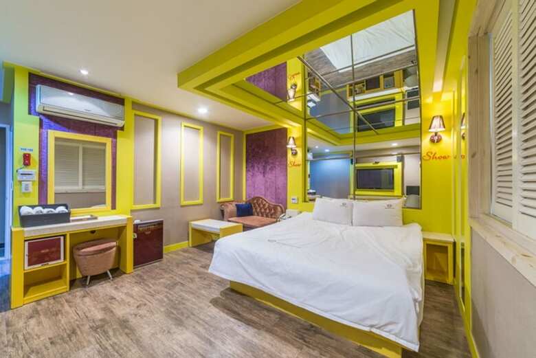 Show Hotel