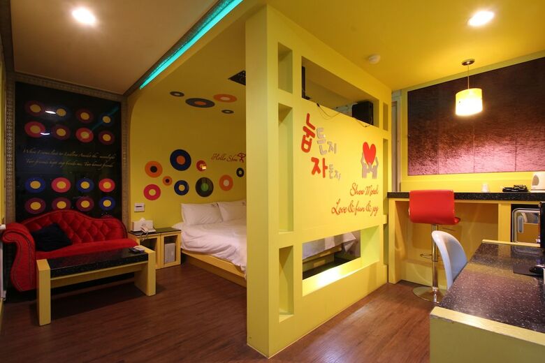 Show Hotel