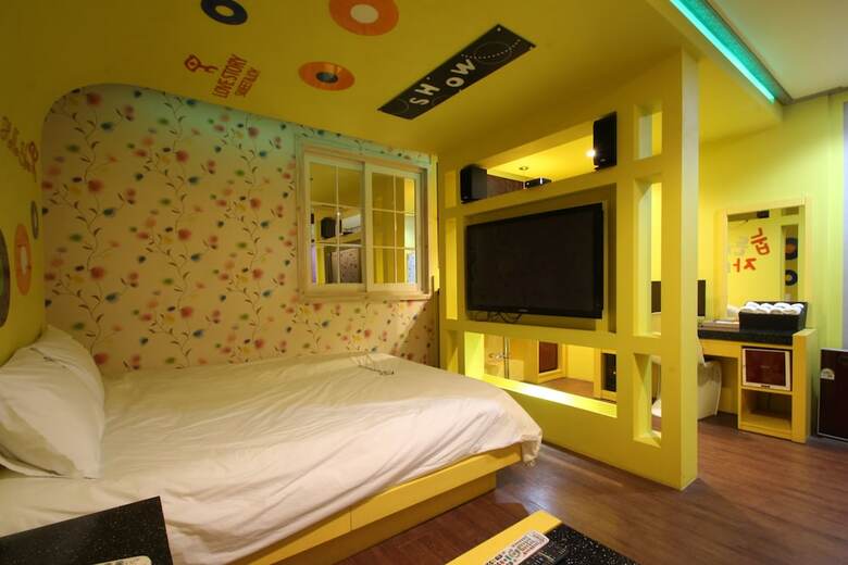 Show Hotel