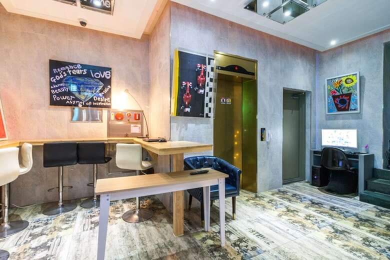 Show Hotel